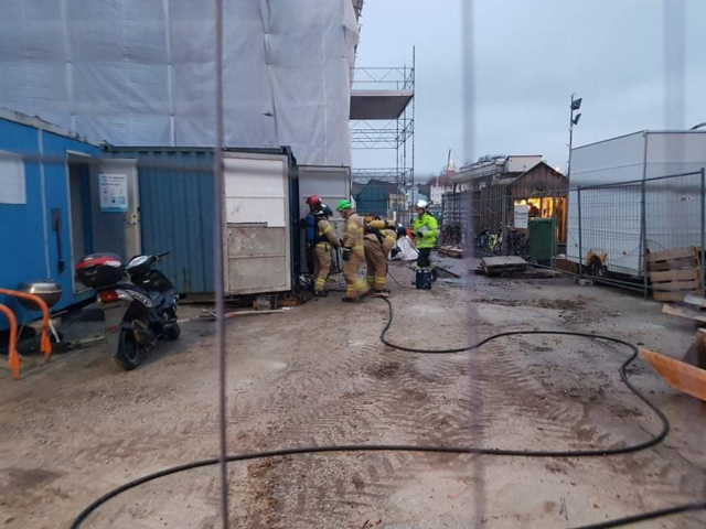 Skudt i hovedet på dansk arbejdsplads: Fløjet akut på hospitalet