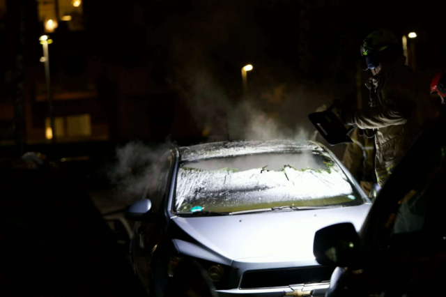 Bil i brand på parkeringsplads