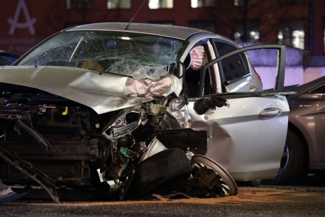 To biler hamrer sammen midt i København: Stor udrykning