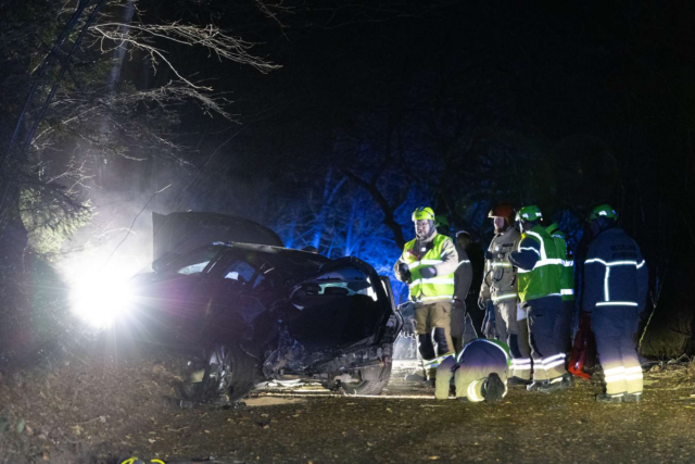 Vanvids-biljagt ender i alvorligt uheld: 18-årig stikker af i svimlende fart