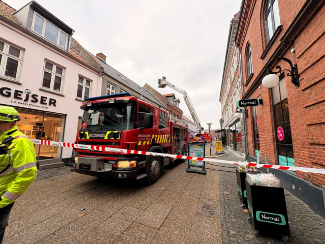 Kraftig udrykning og afspærring midt i byen: ‘Brand i tøjlager’