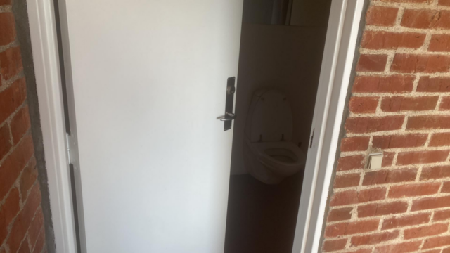 Restaurantgæst i chok: Fandt webcam i toilettet