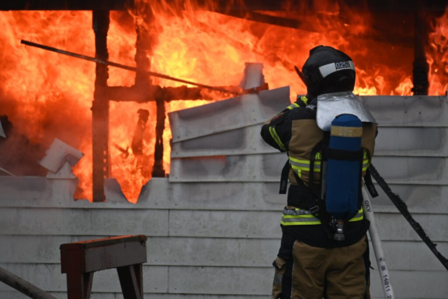 Ny melding om voldsom brand: Dele af bygning styrtet sammen