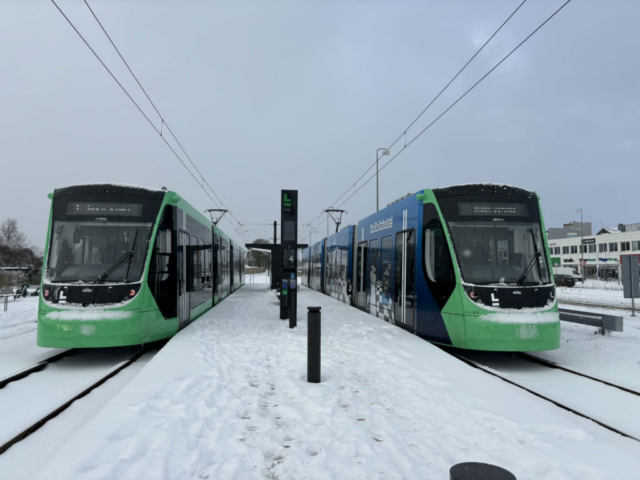 Langt flere end forventet: Letbanen er proppet med passagerer