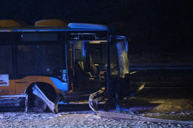 Alvorligt færdselsuheld: Bus smadrer ind i autoværn