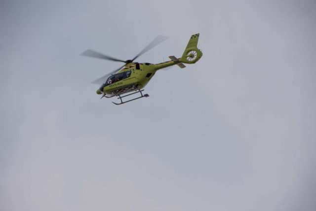 Lægehelikopter henter alvorligt kvæstet person efter ulykke