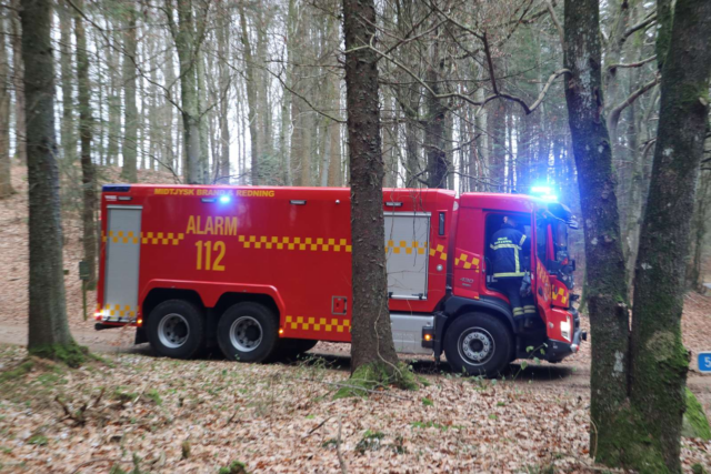 Brandvæsnet til stede ved skovområde: Melding om brand