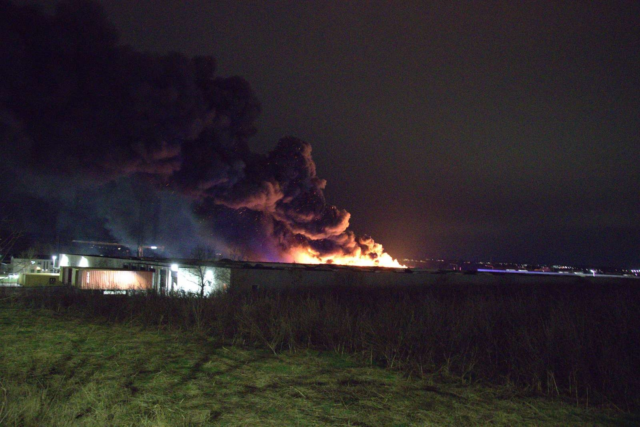 Bygning i flammer: Politiet advarer –  ‘Meget giftig røg, ring 112 ved ubehag og sviende hud eller øjne’ 