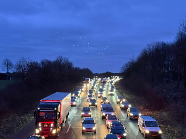 Motorvej spærret efter uheld: Bil ligger på taget