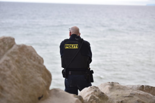 20-årig kvinde fundet død: Helikoptere og dykkere indsat