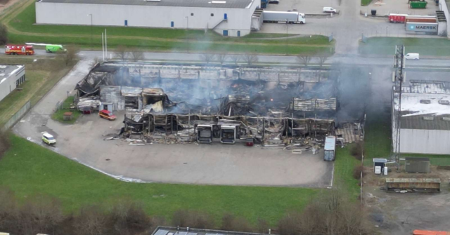 Altødelæggende brand ulmer stadig: Vilde billeder dagen derpå