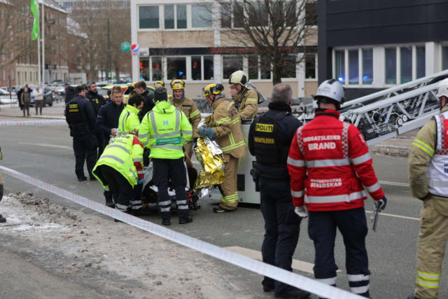 Hændelse på tag i København: Ambulance afgår fra stedet