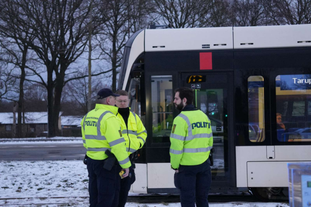 Står helt stille: Cyklist i kollision med letbane