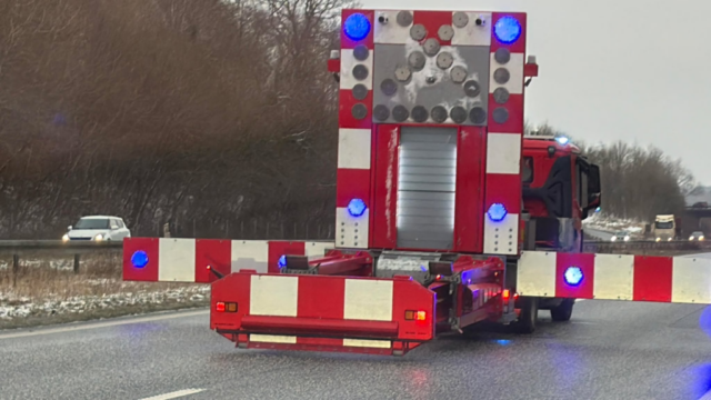 To betjente påkørt i dødsulykke: Tavlevogn nåede ikke frem