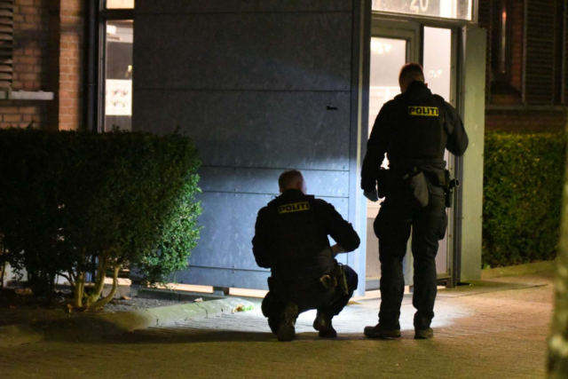 Politiet jagter gerningsmand efter overfald midt i byen