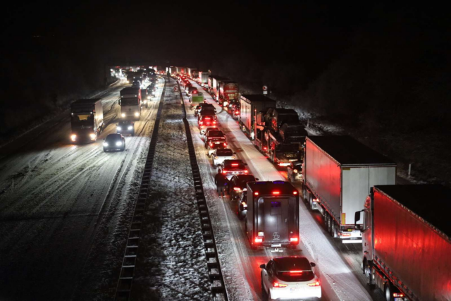 Kæmpe lastbil-kaos på motorvej: Alt lukkes ned