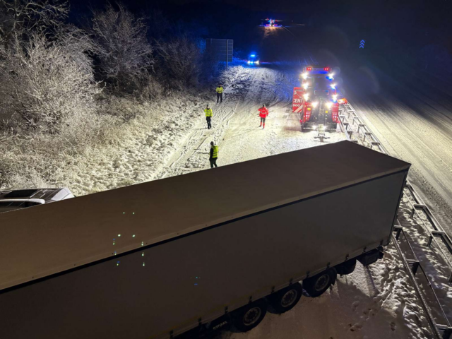 Lastbil på tværs af motorvej