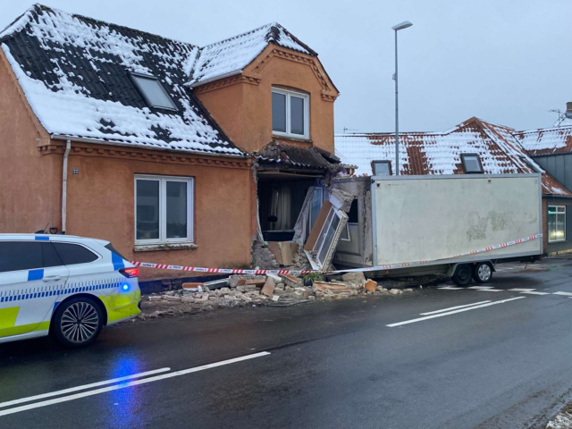 Voldsomt: Skurvogn smadrer hus
