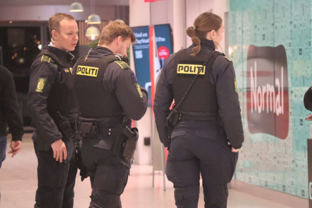 Politi til stede i storcenter efter uro