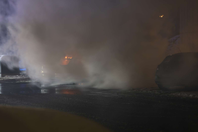 Bil står i flammer: Kraftig røgudvikling i boligområde