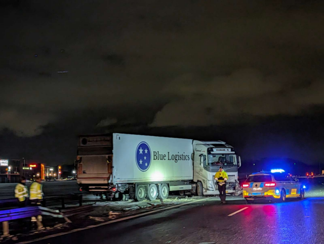 Spor spærret på motorvej: Lastbil kolliderer med autoværn