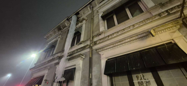 Dødsfælde fra taget: Kæmpe istap truer forbipasserende og bilister