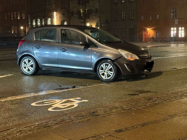 Bilist smadrer skilt og spærrer bro: Trafikfarlig situation