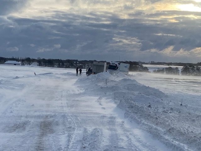 Pas på i trafikken: Lastbil i fare for at vælte