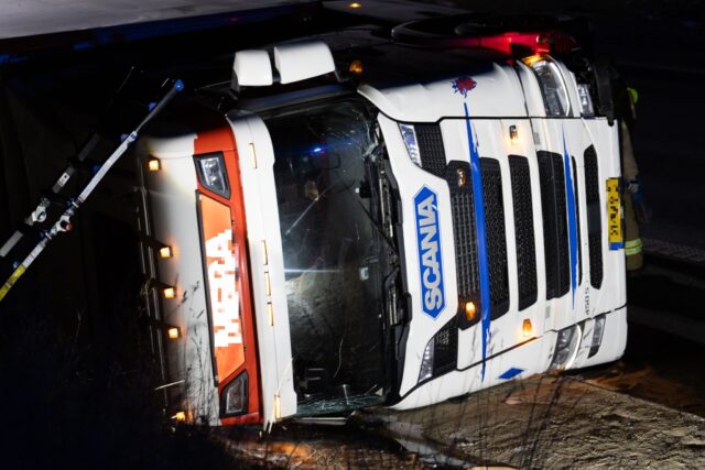 Solouheld på de glatte veje: Lastbil væltet