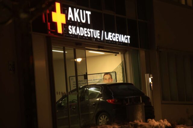 Bil smadrer ind i sygehus: Politi massivt til stede