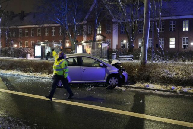 Voldsomt uheld: Personbil smadrer ind i træ