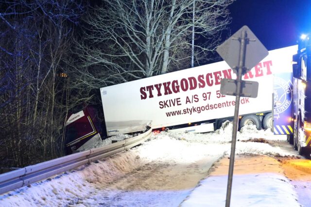 Kaos på vejen: Lastbil brager ind i autoværn og spærrer kørebanen