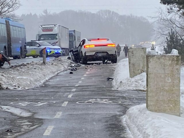 Hornslet: To biler hamrer sammen