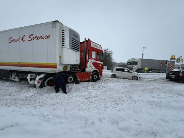 Kraftigt snefald skaber problemer: Lastbiler kører fast i stor stil