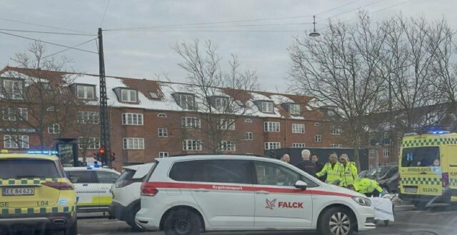 Cyklist påkørt i stort kryds i København