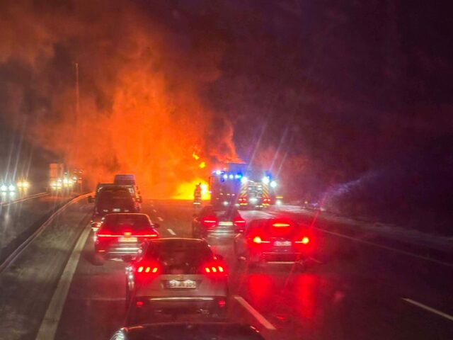 Lastbil i brand på motorvej: ‘Over 15 kilometer lang kø’
