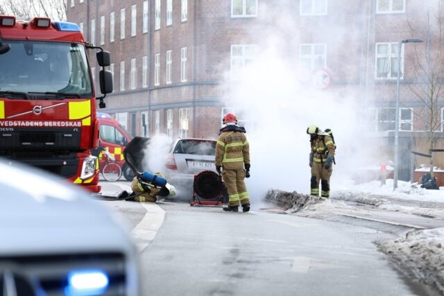Spærret midt i København: Bryder i brand