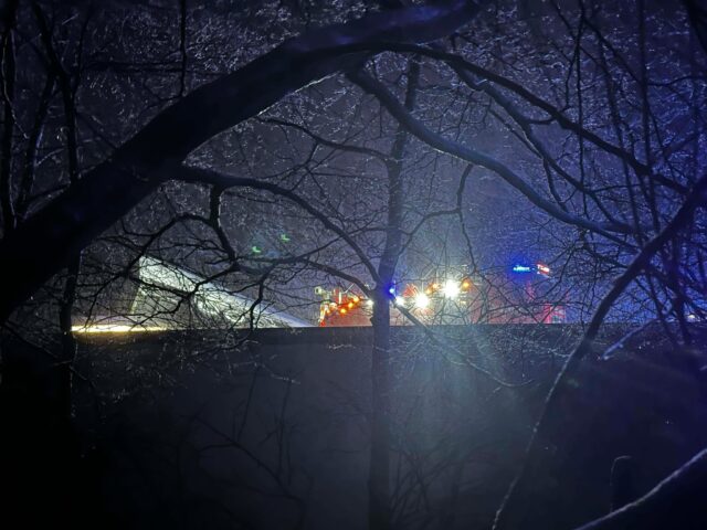 Grisetransport vælter på motorvej – kort efter bliver en ambulance påkørt: HELT SPÆRRET