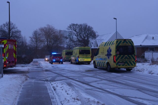 Boligblokke lyst op af blå blink: Person i kritisk tilstand