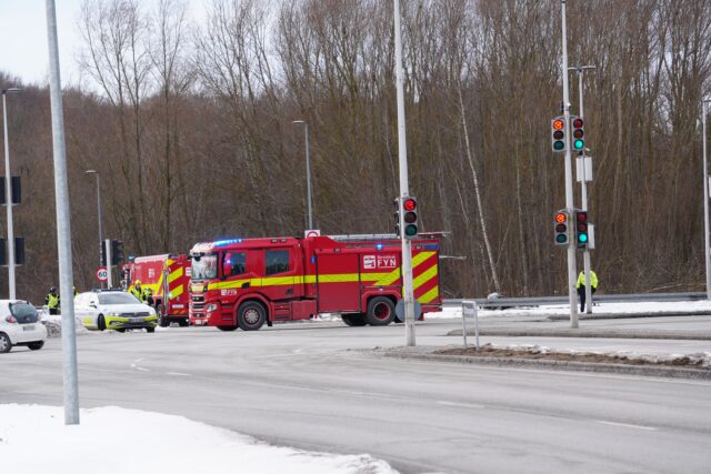 Politi og beredskab haster ud: Uheld spærrer travl vej