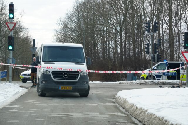 Voldsomt uheld på indfaldsvej: To kørt på hospitalet