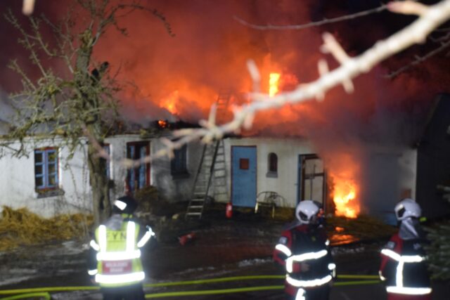 Blå blink og enorme flammer: “Luk døre og vinduer og stands ventilation”