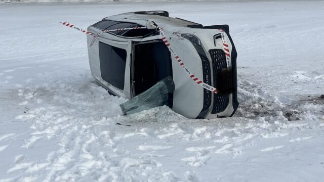 Voldsomt uheld på landevej: Bil ruller ned på mark