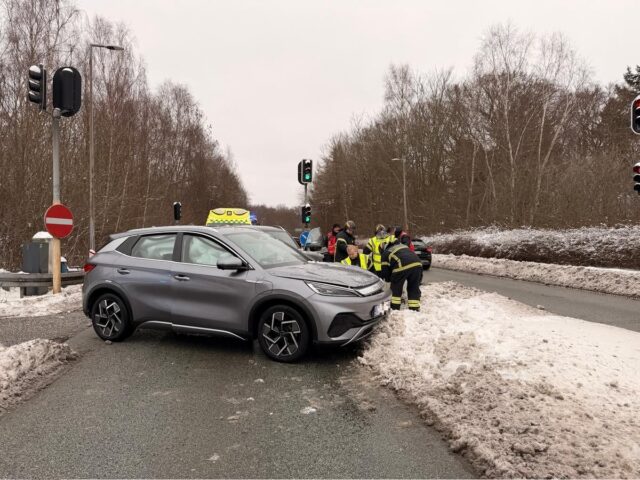 To biler hamrer sammen midt i lyskryds: Spærrer det hele