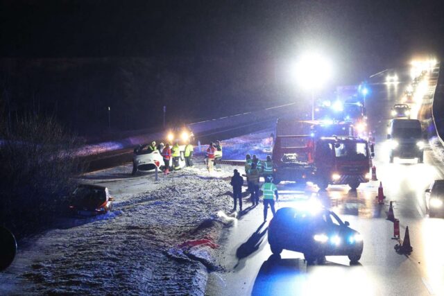 Dramatisk scene: Bil ender på taget på motorvej