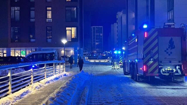 Boligområde oplyst af blå blink: Massivt beredskab fremme