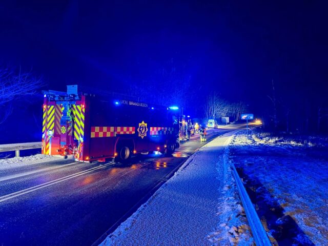 Voldsom ulykke spærrer vej: Kastet ned i grøft