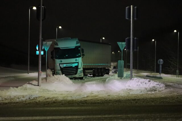 Gav op i sneen: Lastbil efterladt på tværs af vej