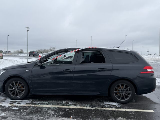 Tyveknægte på spil igen: Flere bilruder smadret