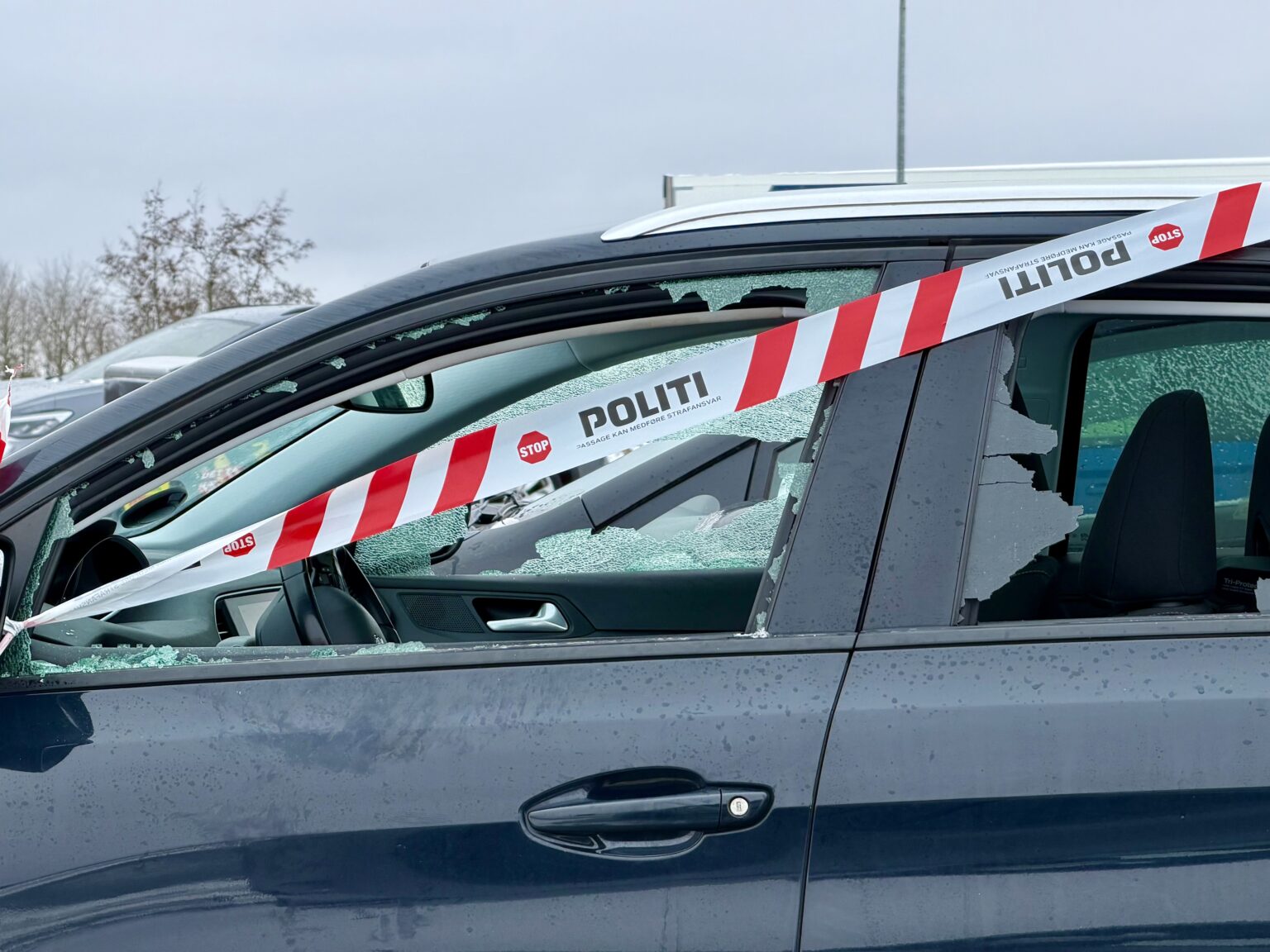 Tyveknægte på spil igen: Flere bilruder smadret